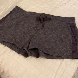 Athletic shorts with pockets
